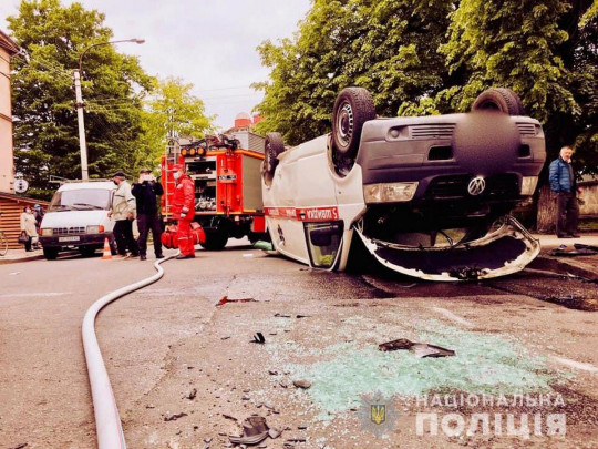 В Ивано-Франковске опрокинулась скорая, перевозившая мать с ребенком (фото, видео)