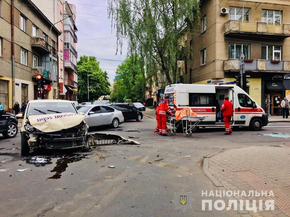В Ивано-Франковске опрокинулась скорая, перевозившая мать с ребенком (фото, видео)