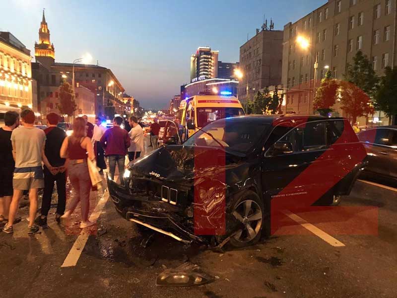 Михаил Ефремов попал в аварию в центре Москвы: первые видео с места происшествия