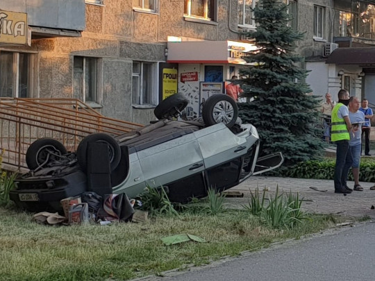 В Полтаве легковушка на большой скорости таранила ряд припаркованных авто (фото, видео)