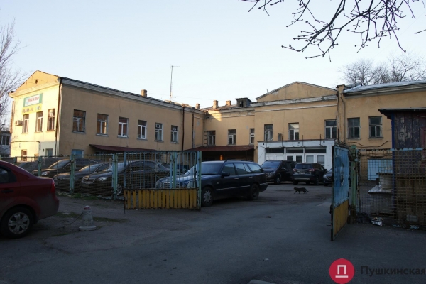 Вплотную к скверу в центре Одессы вырастет 6-этажный жилой дом. Фото