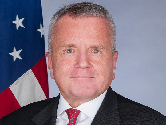 Відмовився спілкуватися зі ЗМІ: посол США залишив Москву