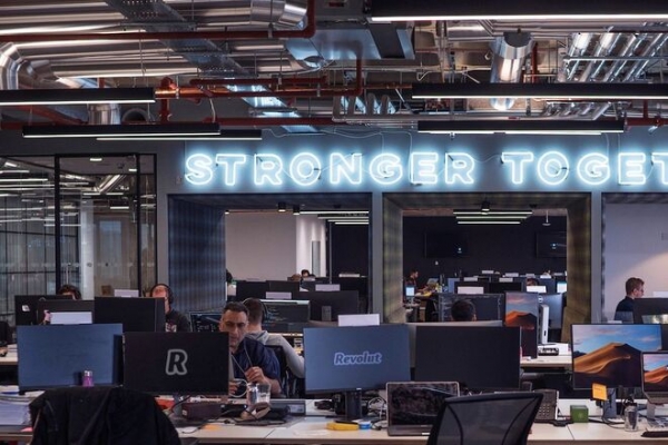 
Британская Revolut запустила денежные переводы в Украину
