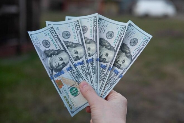 
Украинцы бьют рекорды по продаже валюты: банки скупили максимальную сумму за шесть лет
