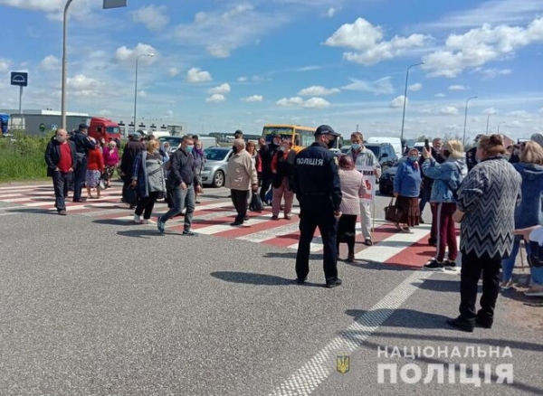 
Жители Житомирской области протестуют на международной трассе: требуют вернуть им земли
