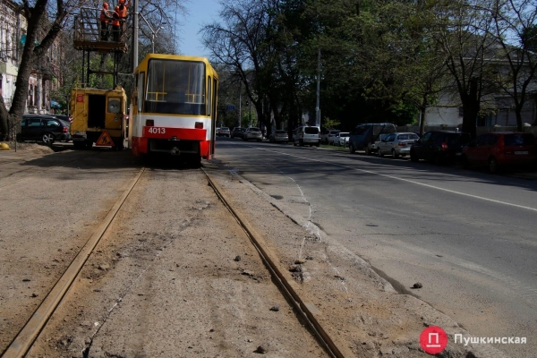 В центре Одессы трамвай сошел с рельс, ударил столб и выскочил на встречку. Фото