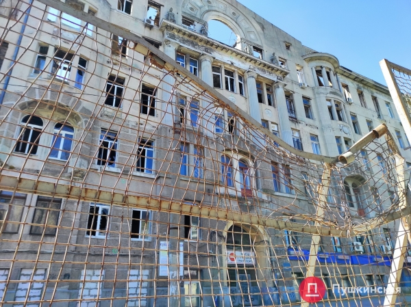 Движение у сгоревшего колледжа на Троицкой после ДТП автовандала восстановили. Фото