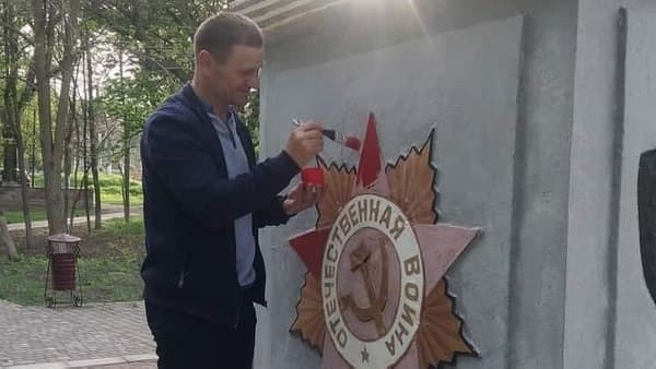 Декоммунизаторы негодуют: жители Тарутина уберегли свой макет ордена Победы  