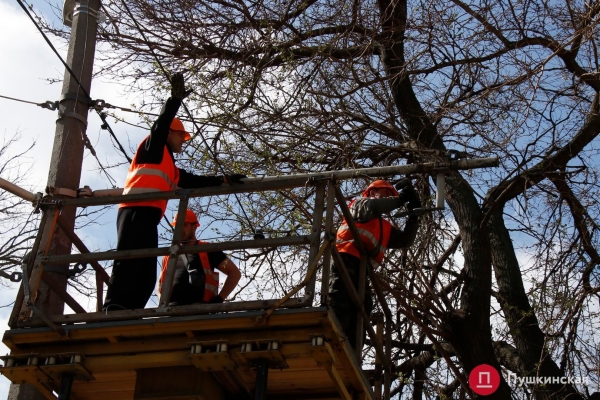 В центре Одессы трамвай сошел с рельс, ударил столб и выскочил на встречку. Фото