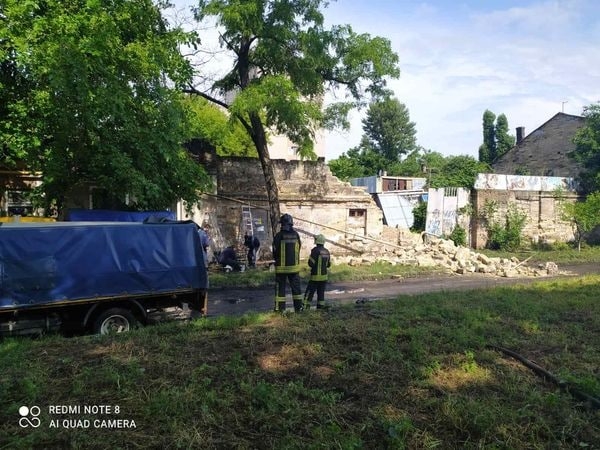 В Одессе рухнула стена дома и повредила газовую трубу