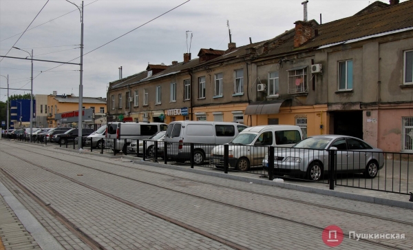 Нормальное решение за свои деньги? В Одессе после дорогущего ремонта тротуар превратился в парковку. Фото