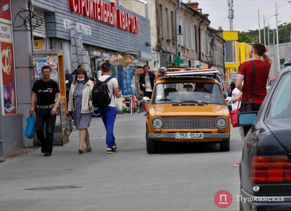 Нормальное решение за свои деньги? В Одессе после дорогущего ремонта тротуар превратился в парковку. Фото