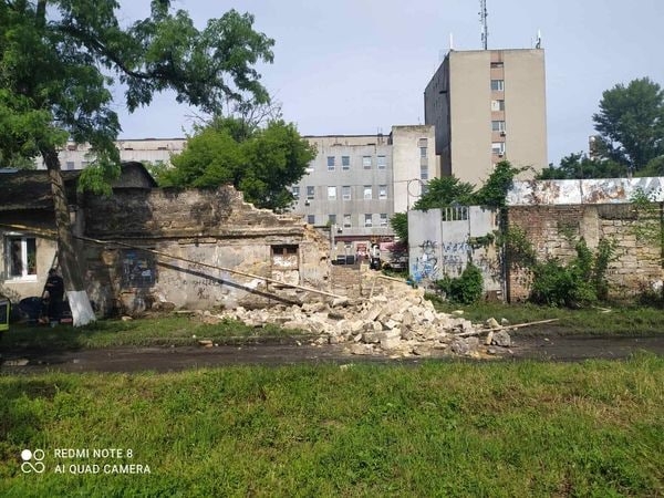 В Одессе рухнула стена дома и повредила газовую трубу