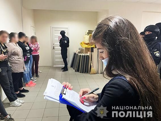 
Киберполиция закрыла мошеннический колл-центр с десятками "банковских работников"
