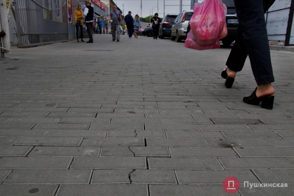Нормальное решение за свои деньги? В Одессе после дорогущего ремонта тротуар превратился в парковку. Фото