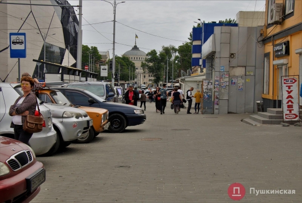 Нормальное решение за свои деньги? В Одессе после дорогущего ремонта тротуар превратился в парковку. Фото