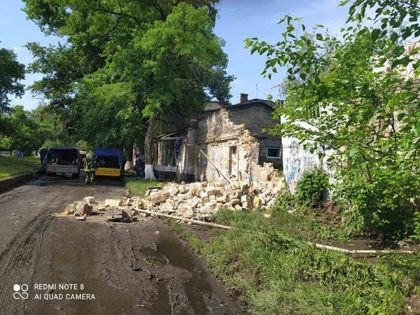 В Одессе рухнула стена дома и повредила газовую трубу