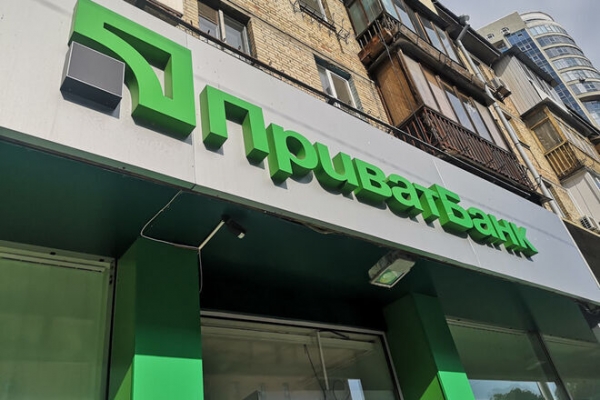
В Приватбанке произошел массовый сбой по картам: деньги списыcают дважды
