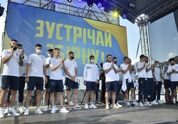Флаги и "Червона рута": как болельщики встретили сборную Украины после возвращения с Евро-2020