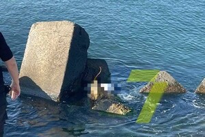 Случайно заметили у камней: на одесском пляже нашли тело утопленника