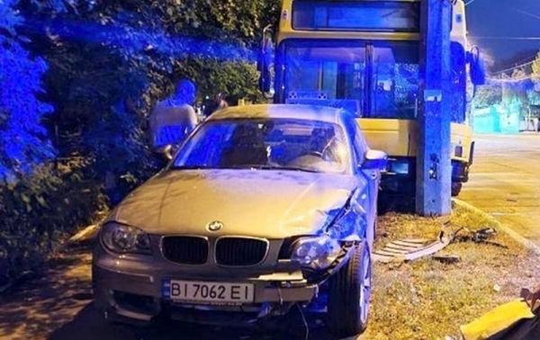 В Киеве неуправляемый автобус протаранил BMW: его водитель покупал  кофе