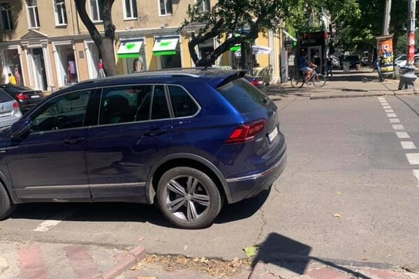 Штрафы не напугали: свежая фотоподборка наглых водителей в Одессе