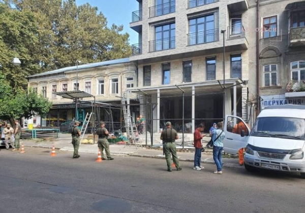 Захватили землю города: на Ришельевской сносят незаконный новострой 