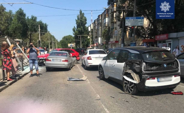 На 4-й станции Фонтана произошло ДТП: BMW вдарило 3 авто и почти снесло остановку. Фото