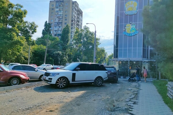 Штрафы не напугали: свежая фотоподборка наглых водителей в Одессе