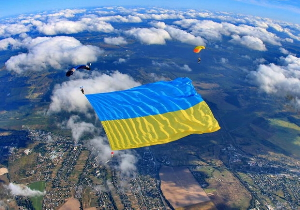 Можем гордиться: одессит развернул самый большой флаг Украины в воздухе
