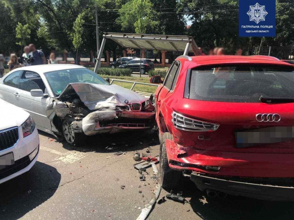 На 4-й станции Фонтана произошло ДТП: BMW вдарило 3 авто и почти снесло остановку. Фото