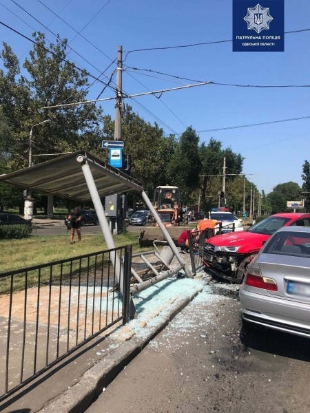 На 4-й станции Фонтана произошло ДТП: BMW вдарило 3 авто и почти снесло остановку. Фото