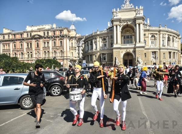 По Приморскому бульвару и Дерибасовской прошли клоуны
