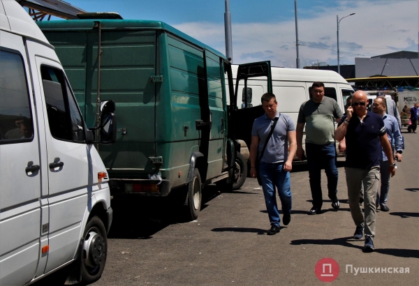 Планы мэрия прогнать грузовики с обновленного Новощепного ряда внутрь «Привоза» пока не осуществятся