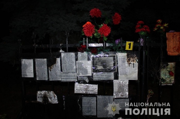 На Куликовом Поле опять подожгли цветы в память о погибших 2 мая