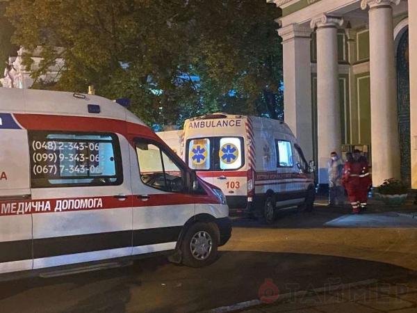 Ковид наступает: у одесских больниц снова выстраиваются очереди из скорых
