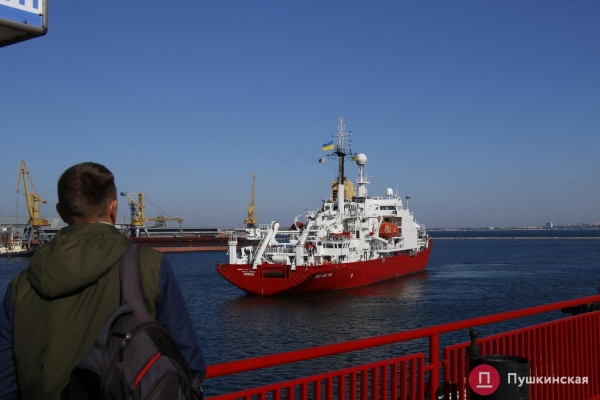 В Одессу зашел ледокол James Clark Ross, который Украина купила для антарктических экспедиций. Фото