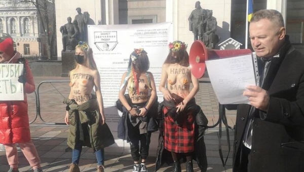 
В Киеве голые активистки требуют отменить все коммунальные тарифы
