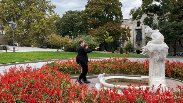 Ребенку-скульптуре в самом центре Одессы вернули ступню, но ремонтировать весь памятник пока не будут