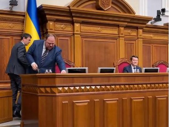 «Слуги» у Раді почали знімати Разумкова і відразу його розвеселили