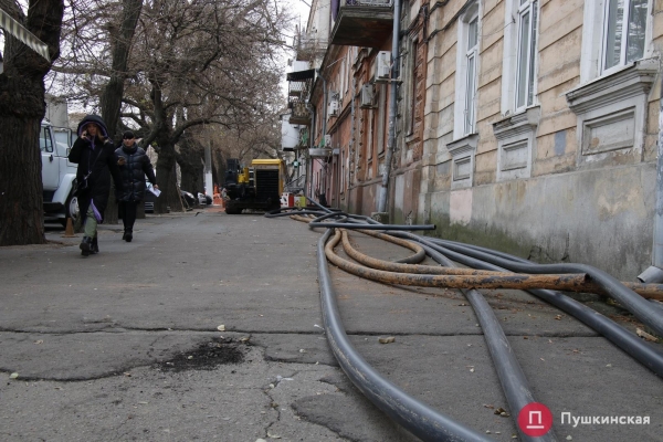 На Пастера прорвало газовую трубу: движение частично перекрыли. Фото