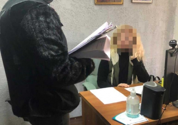 Жительнице Ильичёвска грозит семь лет за попытку выбить долг с помощью бандита