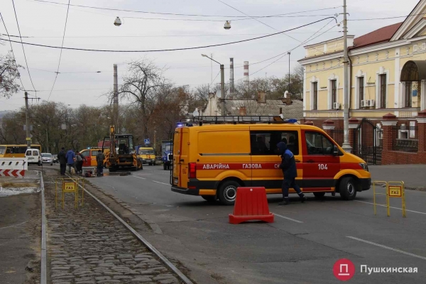 На Пастера прорвало газовую трубу: движение частично перекрыли. Фото