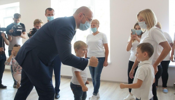 Шмыгаль просит поскорее вернуть школьников за парты 