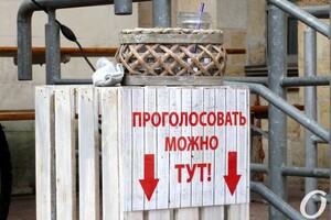 "Сон морфинистки" и "Метаморфозы бытия": у Кирхи выставили арт-елки