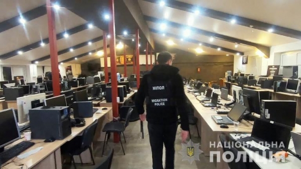 Одесские мошенники облапошивали иностранцев, выманивая у них данные банковских карт