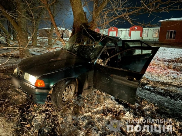 Возле Нерубайского военный врезался в дерево на BMW