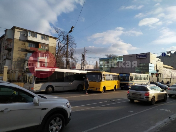 На Среднефонтанской не разминулись сразу 3 маршрутки: улицу пока лучше объезжать. Фото