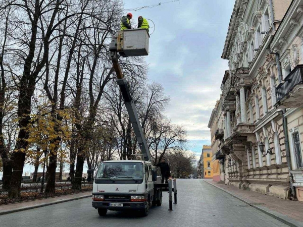 Одессу начали украшать к Новому году: все убранство обойдется почти в 6 миллионов. Фото