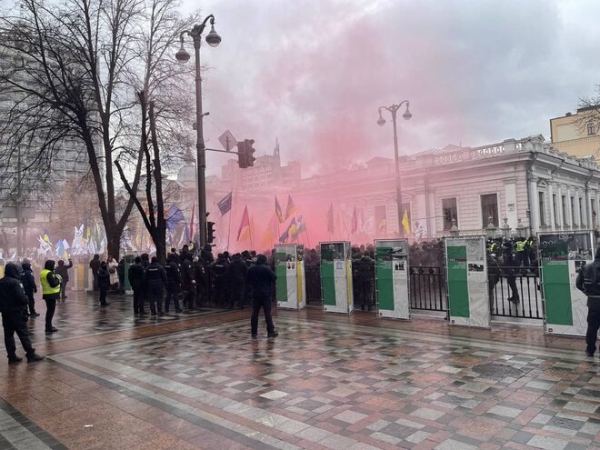 
Под Радой проходит новый митинг "фопов": начались столкновения с полицией, фото
